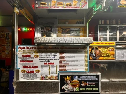 Il banco con menu, frigo e insegna della salsa Bernarda