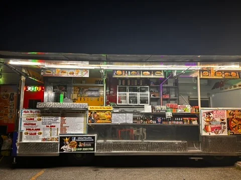 Il food truck Mister Tito’s con banco e insegne illuminati